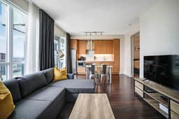 Downtown Toronto 1BR Balcony & Workspace 300 Front