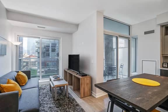 Downtown Toronto 1BR | Balcony, Fibre WiFi & Gym