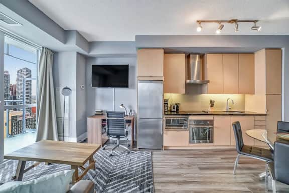 Downtown Toronto 1BR | Lake Views near CN Tower