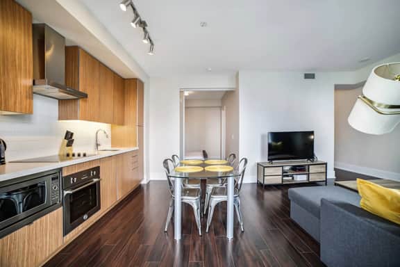 Downtown Toronto 1BR Balcony & Workspace 300 Front