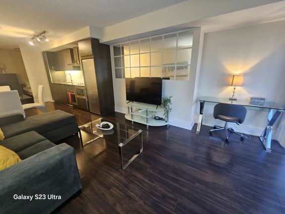 Downtown Toronto 1BR+Den | 300 Front St W