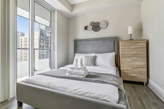 Executive Downtown 3BR | Prime Front St W