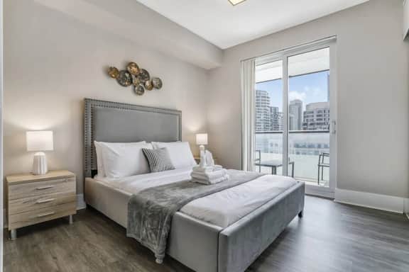 Executive Downtown 3BR | Prime Front St W