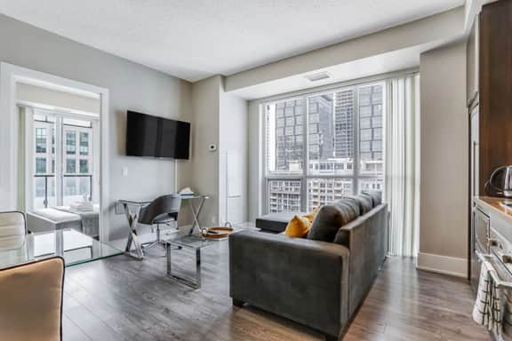 Executive Downtown 3BR | Prime Front St W