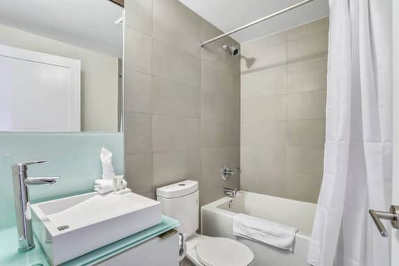 Luxury 2BR/2BA | High Floor at 300 Front St W
