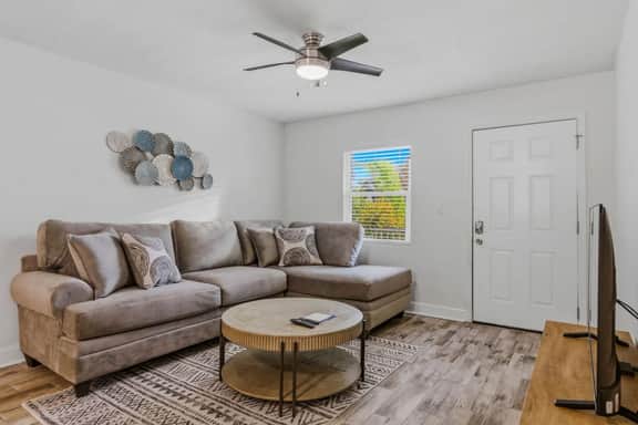 South Tampa Retreat | Pool, King Bed & Jacuzzi Tub