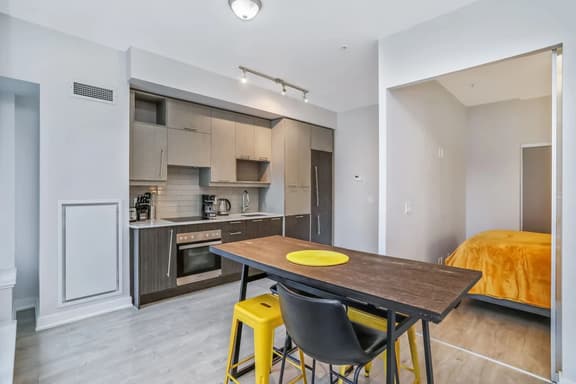 Downtown Toronto 1BR | Balcony, Fibre WiFi & Gym